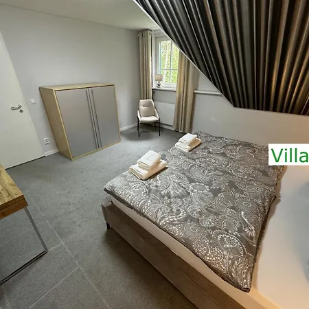 Emg Nah Essen Dortmund Mit Pool Und Garten Fuer Familien Gruppen Bis 21 Personen Vila