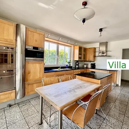 Emg Nah Essen Dortmund Mit Pool Und Garten Fuer Familien Gruppen Bis 21 Personen Vila